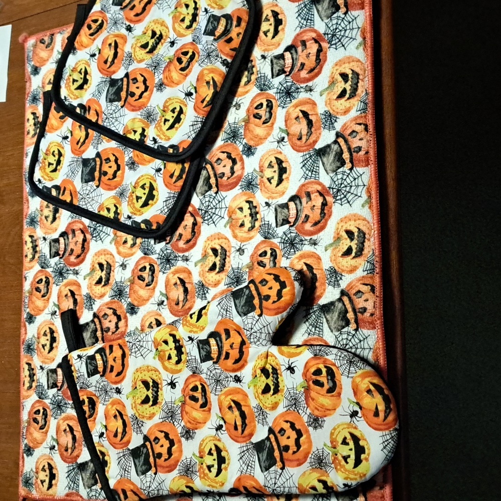 Halloween Pumpkin Placemat Set / 2 Hot Pades 1 Glove/ 1 Absorbant Mat/ BUNDLE ON